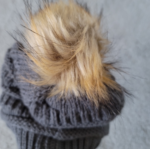 Womens Winter Handcrafted Knit Beanie Hat Cap Headgear Faux Fur Pom Pom Gray NEW - Picture 7 of 10